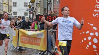 Links: Bis zuletzt spannend war der 10-Kilometer-Lauf. Am Ende siegte knapp Tobias Feyrer. Mitte: Das Team „LaMas“ von Würth holte den Sieg bei den Halbmarathon-Staffeln. Rechts: Martin Oestreich war der schnellste Mann beim Halbmarathon.