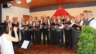 Ein Bild aus besseren Tagen: „Schön und harmonisch“ haben die Mitglieder der Chorgemeinschaft aus Sängerbund Harmonie Weikersheim und Sängerkranz Nassau ihr fast 50-jähriges gesangliches Miteinander empfunden. Weil der Sängerbund Harmonie zum Schluss nur noch über drei aktive Sänger verfügte, löste er sich nach 186 Jahren auf. Dies markierte auch das Aus der Chorgemeinschaft.