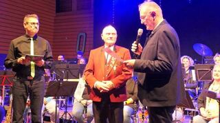 Wolfgang Konrad (links) und Berthold Rüth ehrten Erhard Weimer für 70 Jahre aktive Mitgliedschaft im Musikverein Rauenberg.
