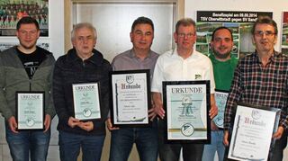 Mitgliederehrungen sowie Neuwahlen standen im Mittelpunkt der Jahreshauptversammlung des TSV Oberwittstadt. Zudem wurde der scheidende Vorsitzende Martin Hofmann (Vierter von rechts) zum Ehrenvorsitzenden ernannt. Neuer Vorsitzender des TSV ist unterdessen Heiko Hügel (links).