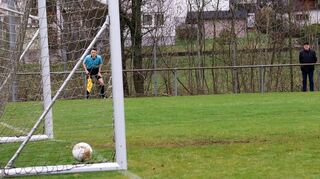 Und wieder drin: Gleich neun Mal musste Reichenbuchs Torhüter Florian Lotze beim Gastspiel in Mudau hinter sich greifen. Damit rückt für den FV der Abstieg aus der Fußball-Landesliga Odenwald in die Kreisliga Mosbach immer näher.