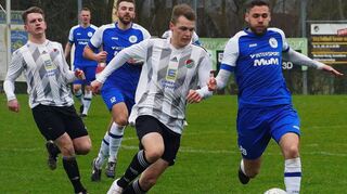 Auf und davon: Nach Wochen des Darbens hat der FV Lauda (rechts am Ball Kevin Schmidt) wieder gewonnen – und zwar mit 3:1 beim SV Nassig. Die Landesliga-Meisterschaft ist aber weiterhin ein Stück entfernt.