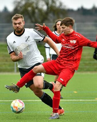 Großrinderfeld II (weiße Trikots) gewinnt daheim gegen Untersch./K. II deutlich.