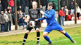Trotz großem Einsatz verlor Gerchsheim gegen den FC Hundheim/Steinbach (blaue Trikots) mit 1:3.