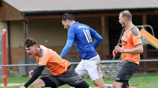 Der TSV Schrozberg (blaue Trikots) verteidigt gegen Markelsheim/Elpersheim II den ersten Platz der Kreisliga B3.