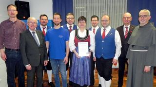 Ehrungen bei der Odenwälder Trachtenkapelle Walldürn: Das Bild zeigt die Geehrten zusammen mit Vertretern des Vorstandsteams, Gästen und Bürgermeister Markus Günther.