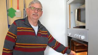 Die Menüs werden im Backofen zubereitet. Nach etwa 45 Minuten sind die Mahlzeiten fertig, Volker Franz und sein Vater Christoph bestellen regelmäßig Essen auf Rädern.