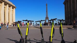 Auch in Paris ärgern sich viele Menschen über E-Scooter, die den Verkehr gefährden oder auf Bürgersteigen herumliegen.