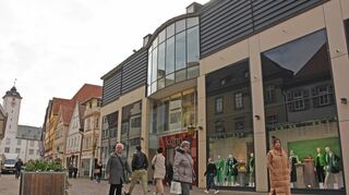 Das Modehaus Kuhn in der Bad Mergentheimer Innenstadt schließt nach Mitteilung der Geschäftsführung zum 31. Dezember 2023. 60 Jobs gehen verloren.