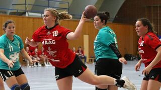 Johanna Adelmann (mit Ball) und ihr Team kämpften sich gegen Leimen im letzten Heimspiel der Saison in die Partie. Am Ende stand trotzdem eine knappe Niederlage in der Badenliga zu Buche.