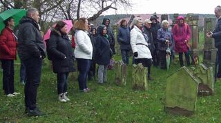 Bei einem Rundgang zur jüdischen Geschichte in Külsheim machten Alfred Bauch (rechts) und die Interessierten auch Station auf dem jüdischen Friedhof.