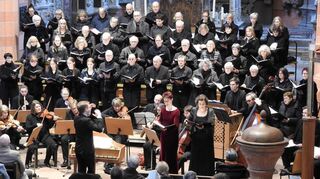 Der Chor der Stiftskirche musizierte am Palmsonntagabend unter der Leitung von Bezirkskantor Carsten Wiedemann-Hohl mit den Solisten Sonja Miranda-Martinez (Sopran), Bianca Schütz (Alt), Christian Havel (Tenor) und Sven Fürst (Bass). Die „Brockes-Passion“ von Georg Friedrich Händel begeisterte und forderte Publikum und Mitwirkende gleichermaßen.