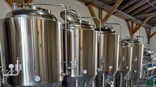 1000 Liter fasst jeder der insgesamt vier Gär- und Lagertanks, die in der umgebauten Scheune Platz gefunden haben – bei Bedarf kann sogar erweitert werden.