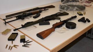 Unter anderem mit einem Sturmgewehr soll Ingo K. in Bobstadt auf die Polizei geschossen haben. Jetzt startet der Prozess gegen ihn.