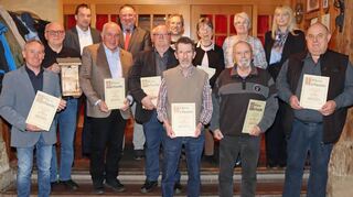 Zahlreiche verdiente Mitglieder und Unterstützer wurden im Rahmen des Festakts im Merchinger Schloss geehrt. Das Bild zeigt die Geehrten zusammen mit den beiden Vorsitzenden Bernd Otterbach und Klaus Leimbach sowie Bürgermeister Ralf Killian und Ortsvorsteherin Anne-Katrin Kämmer.