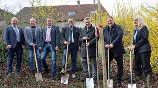 Pflanzen der Linde mit von links Fritz Bopp, Bernd Otterbach, Klaus Leimbach, Minister Peter Hauk, Landrat Dr. Achim Brötel, Bürgermeister Ralf Killian und Ortsvorsteherin Anne-Katrin Kämmer.