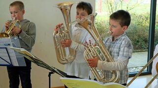 ... dort tönt das Blech mit Trompete, Hörnern und Zugposaune: Alle Registergruppen sind für Blasmusikvereine unverzichtbar; Nachwuchs also für die örtlichen Musikkapellen im Verbandsbereich der Musikschule Hohenlohe.