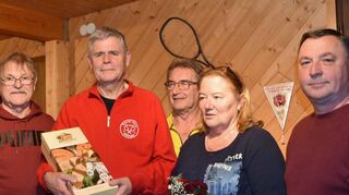 Nach über 25 Jahren Vorstandsarbeit kandidierten Bernhard Schauer und Renate Mitnacht nicht mehr für ihre Ämter. Neuer Vorsitzender ist Peter Englert (rechts), und Markhard Brunecker (links) ist neuer Schriftführer. Mit im Bild Walter Mitnacht (Mitte hinten).