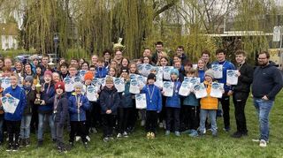 Die stolzen Preisträgerinnen und Preisträger bei den Bezirksmeisterschaften im Rettungsschwimmen der DLRG-Bezirksjugend Tauber.