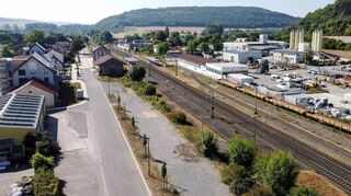Der Bahnhof in Königshofen (im Hintergrund) mit dem vorhandenen Gleisanschluss im Bereich des Betriebsgeländes der Firma Strabag.