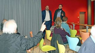 Erregte Debatte auch nach der frühzeitig abgebrochenen Sitzung: Die Gemeinderäte, hier Klaus Lahr (hinten links) und sein Kollege Roland Landwehr im laut werdenden Gespräch mit Sitzungsgästen, gehen davon aus, der Stadt durch ihren Protestaufbruch einen Dienst zu erweisen. Nicht alle im erstaunten Publikum teilten diese Meinung.