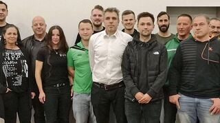 Der neue Vorstand (von links) Andreas Hollenbach, Goran Grujic, Svenja Reichert, Steffen Adelmann, Sandra Weber, Chris Nied, Marius Eck, Jochen Oertel, Max Eck, Julian Krenz, Benjamin Fröschel, Alex Kohler, Markus Oertel, Gerd Weber, Ogulcan Tunga, Achim Tippl.