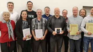 Die Geehrten (von links) Hanni Loschek, Jochen Oertel (Vorstand), Svenja Reichert, Goran Grujic, Michael Reichert, Peter Löffler (stellvertretender Bürgermeister), Steffen Adelmann, Günter Wissinger, Thomas Wernado, Christoph Waibel, Timo Kettemann, Steffen Seeberger, Tanja Oertel, Michael Löffler, Markus Oertel (Vorstand), Achim Tippl (zweiter Vorsitzender).