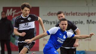 Rouven Schmidt (blaues Trikot) und der Rest des FVL versuchten alles, doch letztlich behielt der FV Mosbach als Tabellenerster der Fußball-Landesliga Odenwald die drei Punkte im eigenen Stadion.