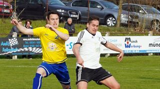 Nachdem zunächst zwei verwandelte Elfmeter für die ersten beiden Tore zwischen Uissigheim (gelbe Trikots) und Großrinderfeld sorgten, kamen vor allem die Hausherren in der zweiten Hälfte gut ins Spiel.