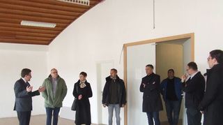 Landrat Christoph Schauder (links), Külsheims Bürgermeister Thomas Schreglmann (daneben) sowie weitere an dem Projekt Beteiligte besichtigten die neue Gemeinschaftsunterkunft in Külsheim, die Platz für bis 120 Menschen bietet.