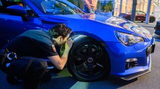 Ein Polizist kontrolliert ein getuntes Fahrzeug. Im Zuständigkeitsbereich des Heilbronner Polizeipräsidiums soll es einerseits Motorengeheul und Bleifüßen an den Kragen gehen. Doch auch auf deutliche Geschwindigkeitsüberschreitungen wird in Zukunft verstärkt der Fokus gelegt.