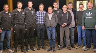Ehrungen bei den TSV-Fußballern (von links): Stellvertretender Abteilungsleiter Bastian Bulenda, Jan Wittnebel, Julian Maier, Roland Maier, Matthias Wiesler, neu gewählter stellvertretender Jugendleiter Jannik Mies, Gerhard Stiefel, Klaus Pommert, neu gewählter Jugendleiter Lars Wiesler und Abteilungsleiter Dirk Schlenker.