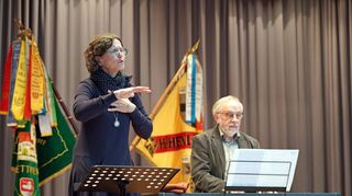 Die neue Verbandschorleiterin Monika Förnzler und ihr Vorgänger Hermann Josef Beyer.