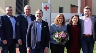Neu im Team: Als weitere Ärztin in der Anästhesiepraxis von Dr. Gero Schermutzki (Dritter von links) wurde Silke Riedinger-Schäffner (Vierte von links) im Krankenhaus Hardheim begrüßt, als weitere Gynäkologin in der Praxis „gyndoctors“ von Vera Schoeder (Vierte von rechts) und Martin Teichmann (Dritter von rechts) Dr. Katja-Simone Roth (Zweite von rechts).