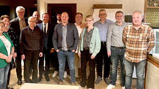 Der Ausschuss des TSV Markelsheim zusammen mit dem neuen ersten Vorsitzenden Andreas Lehr (Sechster von links), dem scheidenden ersten Vorsitzenden Alois Schmitt (Dritter von links) sowie Ortsvorsteherin Claudia Kemmer.