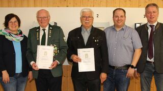 Die Mudauer Schützen ehrten langjährige Mitglieder. Das Bild zeigt (von links): Simone Bärhausen, Erich Frank, Willi Strohmer, Christian Meixner und Bürgermeister Dr. Rippberger.