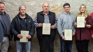 Das Bild entstand nach der Blutspenderehrung und zeigt die Geehrten mit Bürgermeister Ralf Killian, Ortsvorsteherin Anne-Katrin Kämmer sowie Gunter Kunz, Vorsitzender des DRK-Ortsvereins Ravenstein.