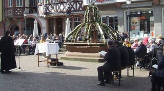 Inmitten der Stadt Wertheim feierten die Gläubigen mit Dekanin Wibke Klomp am Montag auf dem Marktplatz den Ostergottesdienst. Für die musikalische Umrahmung sorgten die Bezirksbläser.