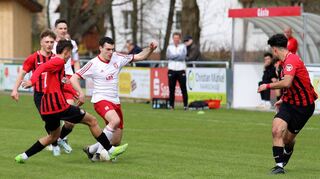 Der TSV Mudau (in Weiß) erarbeitete sich gegen Neckarelz zwar mehr Spielanteile, münzte diese aber zu kaum nennenswerten Torchancen um. 1:2 verloren die Odenwälder gegen die Spielvereinigung.