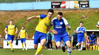 In einem verrückten Derby behielt der SV Königshofen (gelbes Trikot) mit 3:1 gegen den FV Lauda die Oberhand.