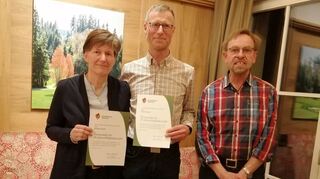 Im Rahmen der Jahreshauptversammlung wurden Michaela und Stefan Sambeth für 25-jährige Mitgliedschaft im Schwäbischen Albverein geehrt, rechts der stellvertretende Vorsitzende Burkhard Kutschera.