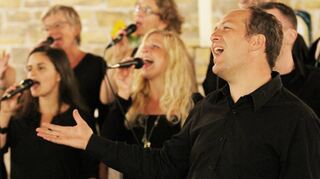 Moderne Gospelmusik bietet der Komponist Micha Keding (rechts) am Samstag, 15. April, 19 Uhr, in der Bad Mergentheimer Wandelhalle zusammen mit einem Workshopchor.