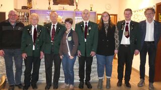 Die für langjährige Mitgliedschaft und Verdienste ausgezeichneten Vereinsmitglieder zusammen mit Oberschützenmeister Jens Bräu und Bürgermeister-Vertreter Josef Gabel (beide rechts).