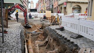 Am Weißen Turm (hier der Blick Richtung Galgengasse) wurden bei Leitungsarbeiten auch die Archäologen fündig. Man fand Mauerreste des Vorwerks beziehungsweise der mittelalterlichen Wallgrabenmauer.