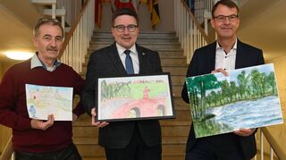 Die Qual der Wahl hatten die drei Jurymitglieder des Malwettbewerbs zum Kreisjubiläum, als sie aus 62 eingereichten Bildern insgesamt sechs Preisträger auswählten: Landrat Christoph Schauder (Mitte), Sparkassen-Vorstandsvorsitzender Peter Vogel (rechts) und Künstler Gunter Schmidt.