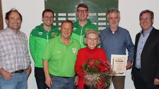 Das neue Ehrenmitglied Karl Heinz Volk sowie Sportheimköchin Christel Krone mit den TSV-Vorsitzenden Christof Geiger und Jannik Wachter, Reinhold Klingmann, Bürgermeister Ralph Matousek sowie Ortsvorsteher Sven Baumann.