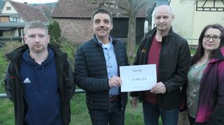 Boxtals Ortsvorsteher Rolf Döhner (Zweiter von links) übergab die Spende von Vereinen und Bürgerschaft an die Familie Gesler, die bei einem Brand im Dezember 2022 ihr Wohnhaus verloren hat. Dank sprachen dafür Anton Krause (links) sowie Alexander und Tatjana Gesler aus.