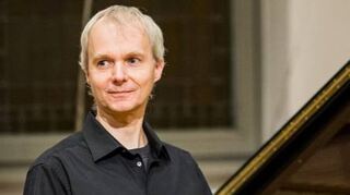 Der Komponist und Pianist Roland Vossebrecker gastiert am Sonntag, 16. April, im Wildbad.