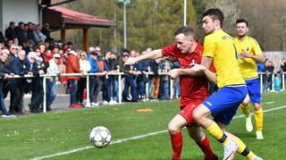 Die 0:1-Niederlage gegen den VfR Reicholzheim war für Assamstadt (rotes Trikot) schon ein Rückschlag im Kampf um den Aufstieg. Als einziges Team aus dem Spitzentrio hat der TSV nun schon zwei Saisonniederlagen auf dem Konto. Endgültig gelesen ist die Messe aber natürlich längst noch nicht.