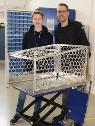 Barrierefrei einkaufen? Philipp Hahn und Nico Herrmann (fehlt im Bild) haben mit Patrick Volk ihre Idee umgesetzt.
